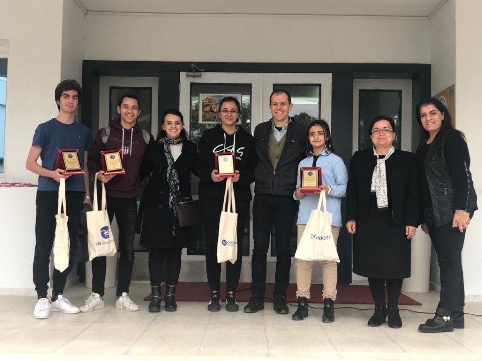 ÇAĞ KOLEJİ TİŞÖRT TASARIM YARIŞMASINDA DERECEYE GİRENLERE ÖDÜLLERİ  VERİLDİ